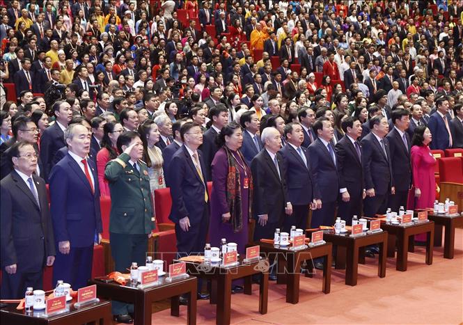 Các đại biểu thực hiện nghi thức chào cờ. Ảnh: Thống Nhất – TTXVN