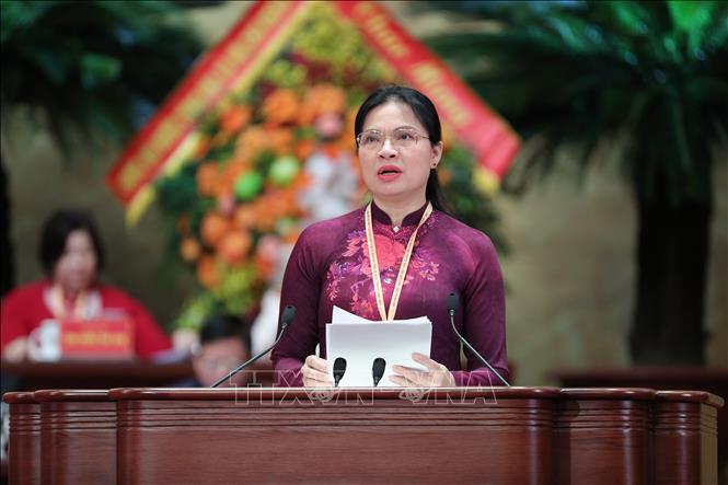 Đồng chí Hà Thị Nga, Ủy viên Trung ương Đảng, Phó Chủ tịch - Tổng Thư ký Ủy ban Trung ương Mặt trận Tổ quốc Việt Nam trình bày tóm tắt Báo cáo chính trị của Ủy ban Trung ương Mặt trận Tổ quốc Việt Nam khoá X trình Đại hội. Ảnh: Minh Đức - TTXVN
