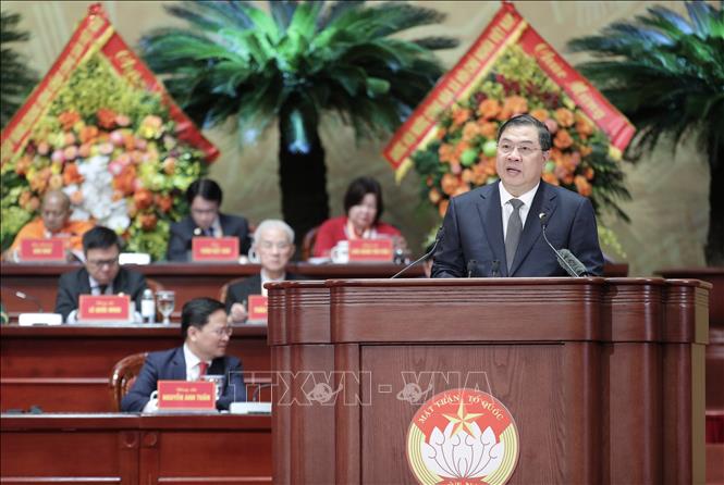 Ủy viên Bộ Chính trị, Phó Thủ tướng Thường trực Chính phủ Phạm Gia Túc báo cáo công tác phối hợp giữa Chính phủ và Mặt trận Tổ quốc Việt Nam. Ảnh: Minh Đức - TTXVN