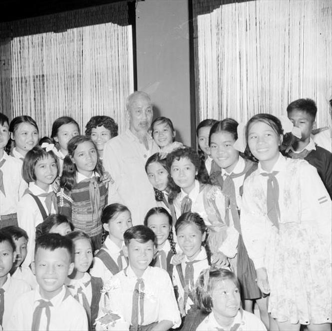 Chủ tịch Hồ Chí Minh với các thiếu nhi Việt Nam và quốc tế tại Lễ kỷ niệm Quốc khánh 2/9/1961. Ảnh: TTXVN