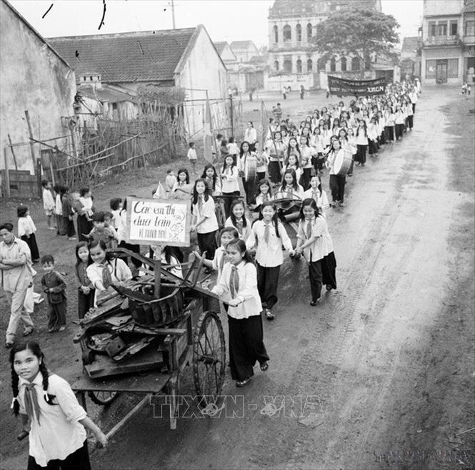 Các em học sinh hưởng ứng phát động làm 