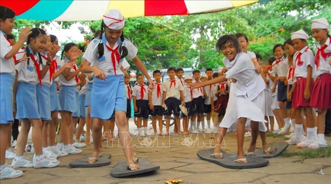 Thiếu nhi Cần Thơ tham gia trò chơi “Hành quân theo bước chân Quang Trung” trong ngày Quốc tế thiếu nhi 1/6/2009. Ảnh: Thanh Vũ-TTXVN
