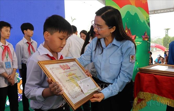 Bí thư Trung ương Đoàn, Chủ tịch Hội đồng Đội Trung ương Nguyễn Phạm Duy Trang trao Bằng khen tuyên dương “Dũng sĩ Nghìn việc tốt” cho thiếu nhi tỉnh Bắc Ninh (24/3/2023). Ảnh: Thanh Thương- TTXVN
