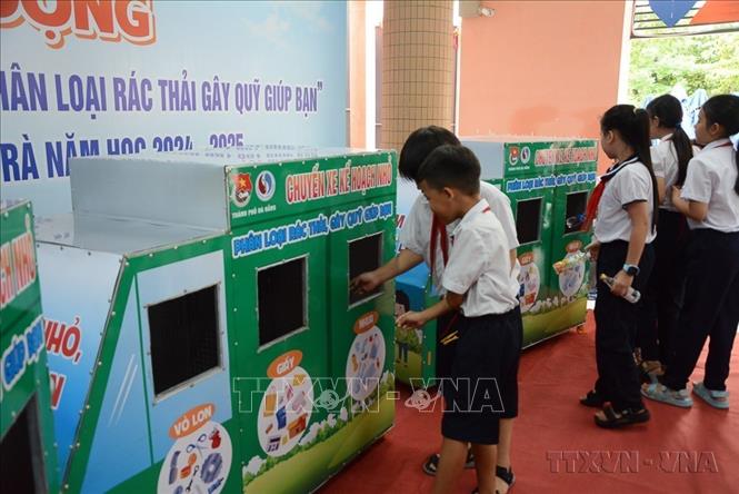 Học sinh trường Tiểu học Ngô Gia Tự (quận Sơn Trà, Đà Nẵng) bỏ rác thải nhựa vào 