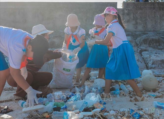 Thầy trò Trường Tiểu học số 2 An Vĩnh (điểm trường An Bình) thường xuyên ra quân dọn rác bãi biển. Hoạt động này vừa làm sạch môi trường, vừa bồi đắp ý thức bảo vệ đặc khu Lý Sơn xanh sạch (2026). Ảnh: Phan Phương - TTXVN