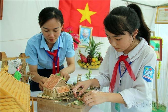 Nhiều đội viên TNTP và thiếu nhi Việt Nam không ngừng tu dưỡng, rèn luyện, tích cực xây dựng tổ chức Đội, góp sức nhỏ bé của mình vào sự nghiệp cách mạng chung. Trong ảnh: Em Vừ Thị May Dương (bên phải), sinh năm 2005 là học sinh Trường Phổ thông dân tộc nội trú THCS và THPT Sông Mã (huyện Sông Mã) thi đua làm theo 5 điều Bác Hồ dạy (2018). Ảnh: Diệp Anh - TTXVN
