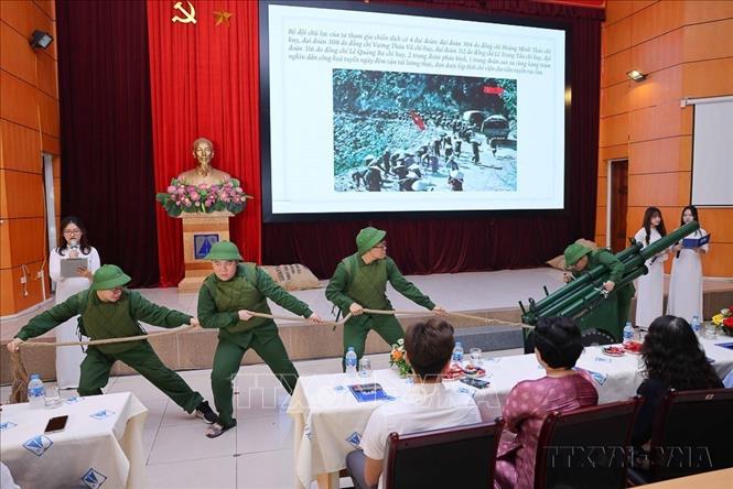 Quần chúng học sinh ưu tú của CLB Tìm hiểu Lịch sử (trường THPT Chuyên Hà Nội – Amsterdam) lên ý tưởng, xây dựng kế hoạch và cùng nhau dàn dựng sân khấu, tập luyện các tiết mục để thực hiện chuyên đề “Điện Biên Phủ - niềm tin chiến thắng” (Hà Nội, 2025). Ảnh: Thanh Tùng – TTXVN