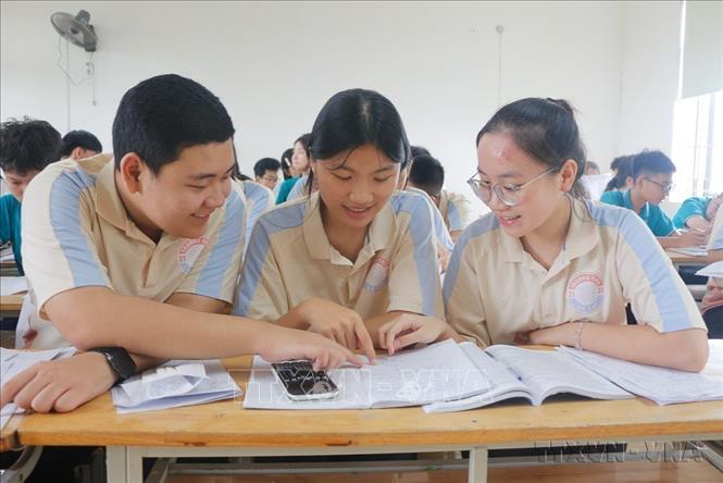Nhiều đội viên TNTP và thiếu nhi Việt Nam không ngừng tu dưỡng, rèn luyện, tích cực xây dựng tổ chức Đội, góp sức nhỏ bé của mình vào sự nghiệp cách mạng chung. Trong ảnh: Em Bạch Khánh Linh (bên phải), lớp 9A, Liên Đội trưởng trường THCS Lê Lợi, thành phố Vinh luôn năng nổ, sáng tạo trong nhiều hoạt động của nhà trường và đoàn đội. Em là một trong 10 đại biểu chính thức đại diện cho hơn 500.000 đội viên và thiếu nhi toàn tỉnh Nghệ An  dự Đại hội Cháu ngoan Bác Hồ toàn quốc lần thứ X năm 2025 tại Hà Nội (13/05/2025). Ảnh: Bích Huệ - TTXVN