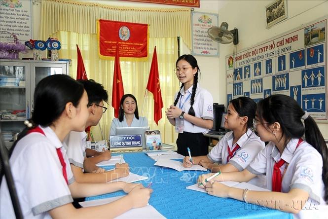Em Nguyễn Ngọc Thủy Tiên (đứng), học sinh lớp 9, trường THCS Lệ Ninh, huyện Lệ Thủy (Quảng Bình) có thành tích học tập xuất sắc, là Liên đội trưởng luôn tiên phong, gương mẫu trong công tác Đội. Em là một trong 7 đội viên xuất sắc của tỉnh Quảng Bình tham dự Đại hội Cháu ngoan Bác Hồ toàn quốc lần thứ X (13/05/2025). Ảnh: Tá Chuyên - TTXVN