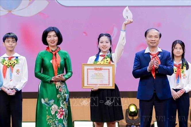 Em Lê Phương Bảo Ngọc nhận Bằng khen của BCH Đoàn Thanh niên Hà Nội có thành tích xuất sắc trong thực hiện phong trào “Thiếu nhi Thủ đô thi đua làm theo 5 điều Bác Hồ dạy” năm 2025. Ảnh: Minh Đức – TTXVN