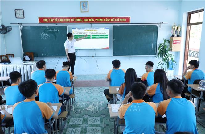 Thầy giáo Phạm Anh Huy hướng dẫn ôn tập Toán cho học sinh lớp 12A6 Trường THPT Hoàng Văn Thụ, tỉnh Lạng Sơn. Ảnh: Anh Tuấn – TTXVN
