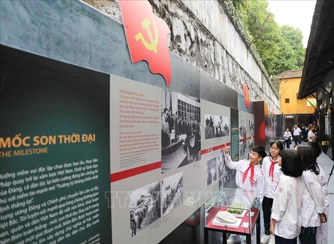 Học sinh thủ đô tham quan, tìm hiểu lịch sử qua trưng bày “Thắp lửa niềm tin” tại di tích Nhà tù Hỏa Lò, nhân dịp kỷ niệm 90 năm Ngày thành lập Đảng Cộng sản Việt Nam (3/2/1930 - 3/2/2020). Ảnh: Thanh Tùng-TTXVN