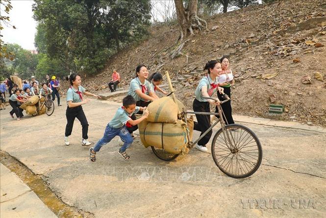 Thiếu nhi tỉnh Điện Biên trải nghiệm đẩy xe đạp thồ tại Di tích Đồi A1 trong Liên hoan “Chiến sĩ nhỏ Điện Biên” do Ban Thường vụ Tỉnh đoàn – Hội đồng Đội tỉnh Điện Biên tổ chức ([05/04/2024). Ảnh: Xuân Tư – TTXVN