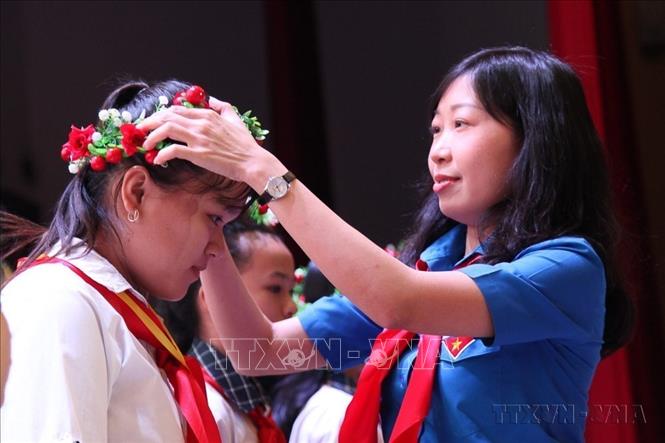Bí thư Tỉnh đoàn Tây Ninh Hoàng Thị Thanh Thúy biểu dương đội viên xuất sắc tại Đại hội Cháu ngoan Bác Hồ tỉnh Tây Ninh lần thứ XII năm 2020. Ảnh: Thanh Tân - TTXVN