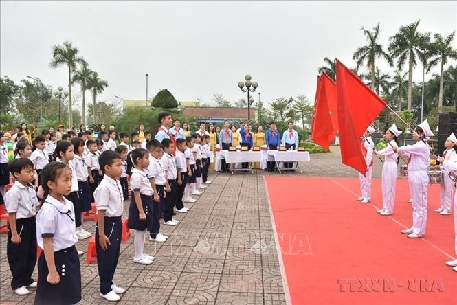 Liên đội Trường Tiểu học Lý Tự Trọng (huyện Thạch Hà) tổ chức Lễ kết nạp Đội viên - Lớp đội viên mới Kỷ niệm 70 năm Chiến thắng Điện Biên Phủ.  Ảnh: Hoàng Ngà - TTXVN