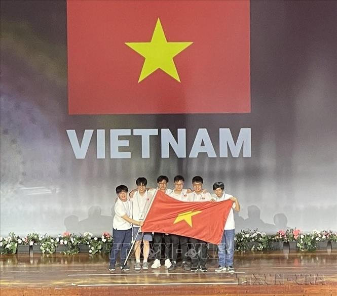 6/6 học sinh Việt Nam đều đoạt giải: 02 HCV, 02 HCB, 02 HCĐ tại cuộc thi Olympic Toán học quốc tế năm 2022 (IMO 2022) tổ chức tại Nauy. Với thành tích này, đội tuyển Olympic Toán học quốc tế Việt Nam xếp thứ 4/104 quốc gia và vùng lãnh thổ tham gia sau Trung Quốc, Hàn Quốc và Mỹ. Ảnh: TTXVN phát