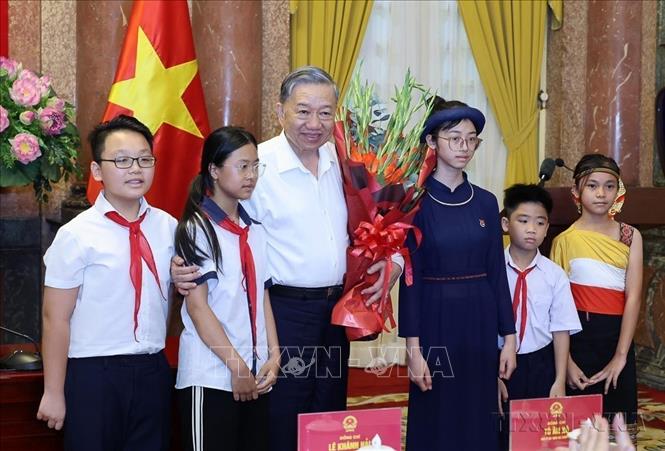 Chủ tịch nước Tô Lâm gặp mặt thanh thiếu niên tiêu biểu là con liệt sĩ Công an, con đỡ đầu, con nuôi Công an và con cán bộ, chiến sĩ đạt giải quốc gia, quốc tế năm học 2023 - 2024. Ảnh: Nhan Sáng-TTXVN