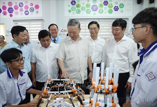 Tổng Bí thư Tô Lâm thăm phòng thực hành giáo dục STEM tại Trường THPT Tràm Chim, huyện Tam Nông, tỉnh Đồng Tháp (11/12/2024). Ảnh: Thống Nhất – TTXVN