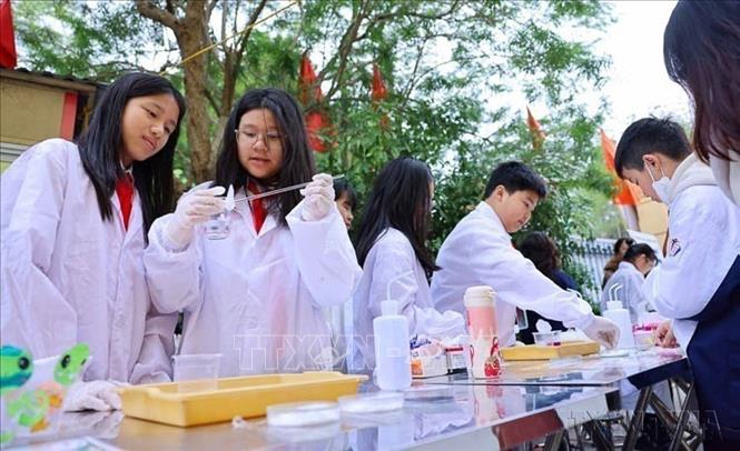 Vai trò của Đội Thiếu niên Tiền phong Hồ Chí Minh ngày càng trở nên quan trọng, là môi trường để thiếu nhi được tiếp cận với tri thức mới, phát triển toàn diện về trí tuệ, thể chất và tinh thần, hình thành tư duy sáng tạo, kỹ năng thích ứng với thời đại. Trong ảnh: Khu vực trải nghiệm, sáng tạo của trường THCS Trưng Vương tại Ngày hội Công nghệ thông tin - STEM năm học 2023-2024, với chủ đề 