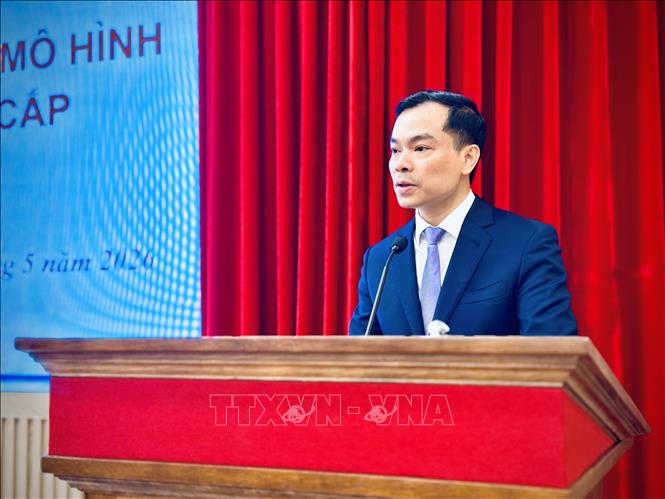 Phó Giáo sư, Tiến sĩ Nguyễn Mạnh Hùng, Phó Giám đốc Học viện Chính trị quốc gia Hồ Chí Minh phát biểu tại tọa đàm. Ảnh: Việt Đức - TTXVN