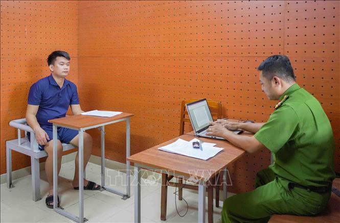 Cơ quan Công an lấy lời khai đối tượng Hồ Bảo Khanh. Ảnh: TTXVN phát