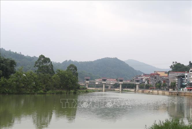 Đập dâng nước giúp mực nước Bằng Giang được giữ ổn định, mặt sông hiền hòa, trong xanh. Ảnh: Chu Hiệu-TTXVN
