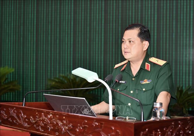 Thiếu tướng Chiêm Thống Nhất, Ủy viên Ban Chấp hành Trung ương Đảng, Phó Tư lệnh, Tham mưu trưởng Quân khu 9, báo cáo rút kinh nghiệm hoạt động tổ chức quân sự địa phương khi thực hiện chính quyền địa phương 2 cấp. Ảnh: TTXVN phát