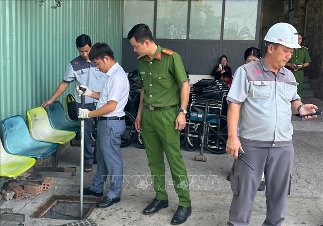 Cơ quan chức năng thu mẫu nước thải của bệnh viện S.I.S để kiểm tra. Ảnh: TTXVN phát