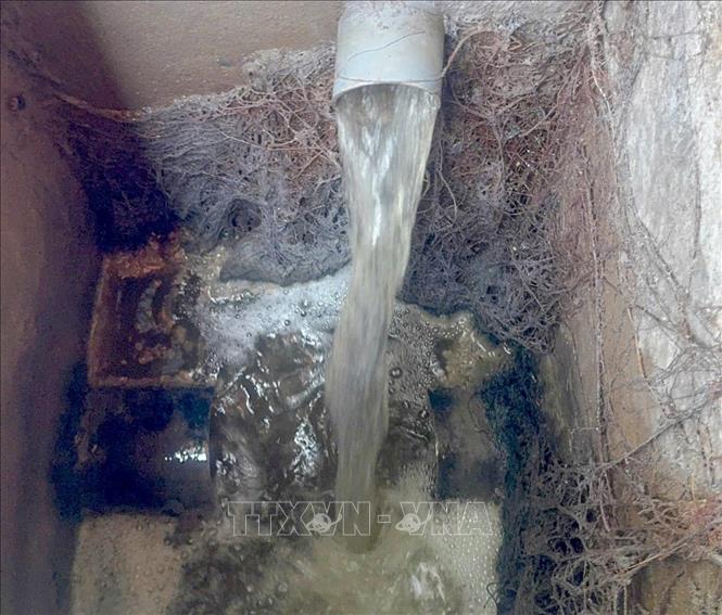 Nước thải phát sinh từ quá trình vệ sinh khu vực tập kết rác thải sinh hoạt, nước thải từ khu vực giặt sấy đồ vải của bệnh viện S.I.S thải trực tiếp không qua xử lý ra hệ thống thoát nước sinh hoạt. Ảnh: TTXVN phát