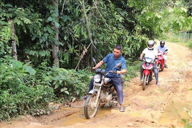 Người dân vẫn hàng ngày di chuyển trên tuyến đường đã xuống cấp. Ảnh: Đinh Thùy - TTXVN