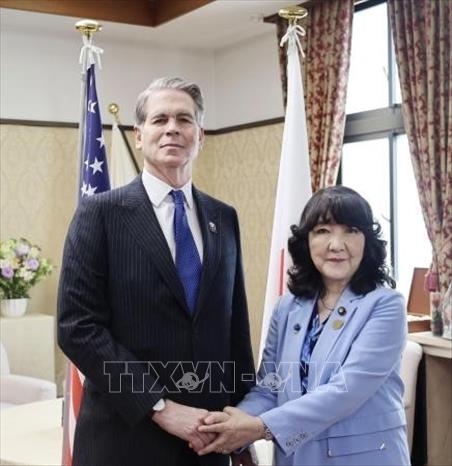 Bộ trưởng Tài chính Nhật Bản Satsuki Katayama (phải) và Bộ trưởng Tài chính Mỹ Scott Bessent tại cuộc gặp ở Tokyo ngày 12/5/2026. Ảnh: Kyodo/TTXVN