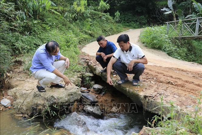 Vào mùa mưa hơn 50 hộ dân thôn Mộ bị cô lập do cầu tràn Khe Chòm bị lũ cuốn sói mòn, đi lại khó khăn. Ảnh: Đinh Thùy - TTXVN