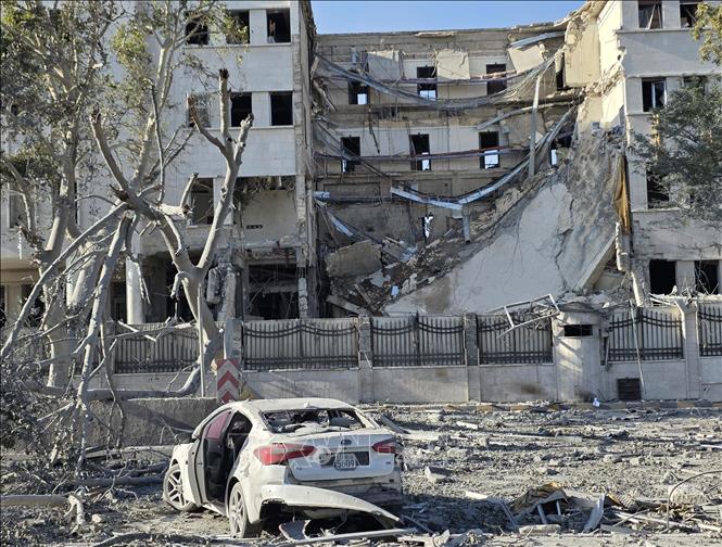 Tòa nhà bị phá hủy do xung đột tại Damascus, Syria. Ảnh: THX/TTXVN