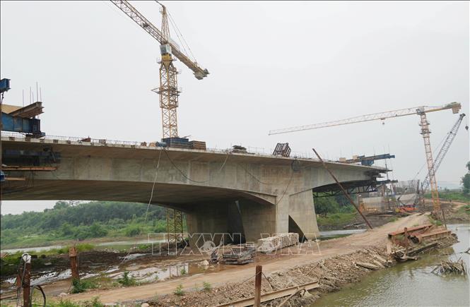 Thi công cầu Quang Vinh 1 thuộc Dự án xây dựng cầu Quang Vinh 1, cầu Quang Vinh 2 và hệ thống đường giao thông kết nối phường Linh Sơn, phường Quan Triều. Ảnh: Hoàng Nguyên - TTXVN