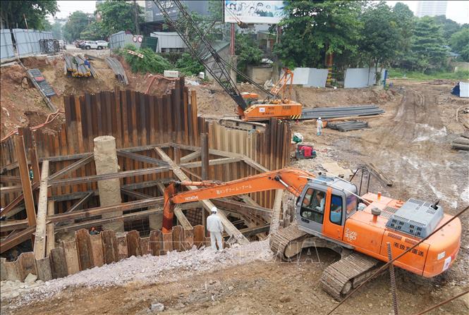 Thi công xây dựng mới cầu Gia Bảy. Ảnh: Hoàng Nguyên - TTXVN