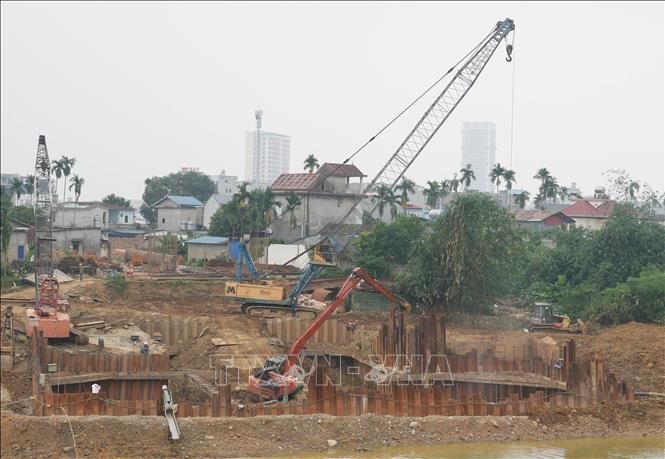 Công trường thi công cầu Quang Vinh 2 thuộc dự án xây dựng cầu Quang Vinh 1, cầu Quang Vinh 2 và hệ thống đường giao thông kết nối phường Linh Sơn, phường Quan Triều. Ảnh: Hoàng Nguyên - TTXVN