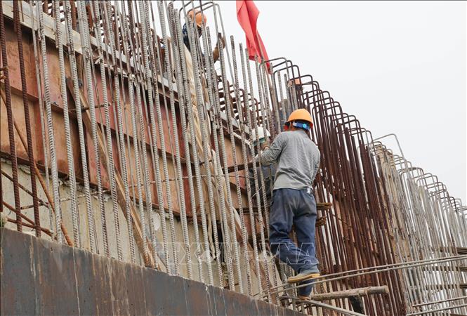 Thi công cầu Quang Vinh 2 thuộc dự án xây dựng cầu Quang Vinh 1, cầu Quang Vinh 2 và hệ thống đường giao thông kết nối phường Linh Sơn, phường Quan Triều. Ảnh: Hoàng Nguyên - TTXVN