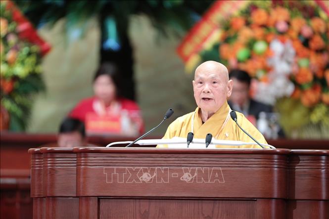 Hoà thượng Thích Thiện Nhơn, Phó pháp chủ, Chủ tịch Hội đồng Trị sự Trung ương Giáo hội Phật giáo Việt Nam phát biểu tham luận. Ảnh: Minh Đức - TTXVN