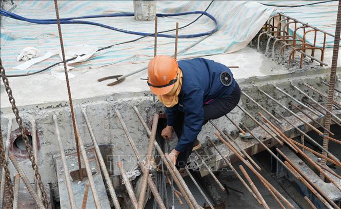 Công nhân thi công cầu Quang Vinh 1. Ảnh: Hoàng Nguyên - TTXVN