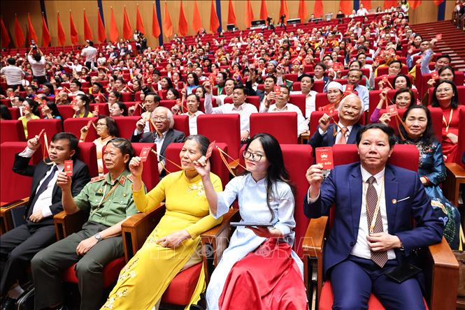 Các đại biểu biểu quyết Thông qua Đề án nhân sự Ủy ban Trung ương MTTQ Việt Nam khóa XI, nhiệm kỳ 2026 - 2031;. Ảnh: Minh Đức - TTXVN