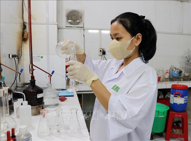 Cán bộ phòng thí nghiệm của Công ty Cổ phần sản xuất và chế biến muối BIM (ở xã Thuận Nam) kiểm nghiệm khâu chế biến muối tinh. Ảnh: Công Thử - TTXVN