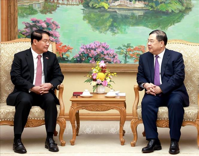 Phó Thủ tướng Thường trực Phạm Gia Túc tiếp đồng chí Atsaphangthong Siphandone, Bí thư Thành ủy, Chủ tịch Hội đồng Nhân dân thành phố Vientiane (Lào). Ảnh: Tuấn Anh - TTXVN