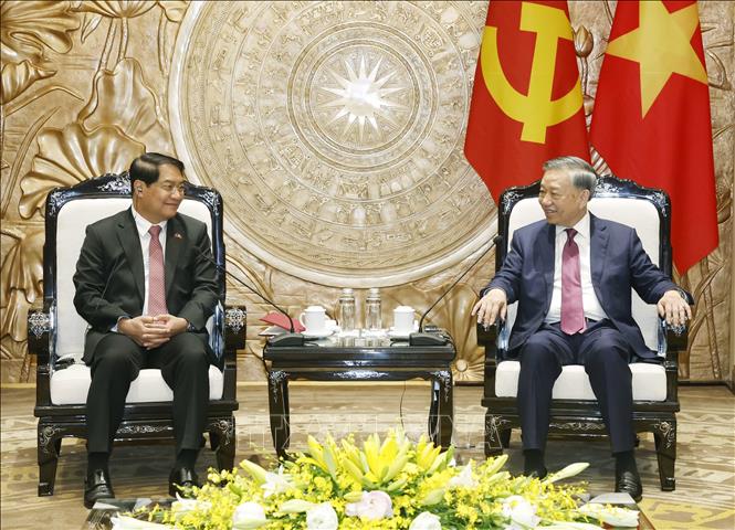 Tổng Bí thư, Chủ tịch nước Tô Lâm  tiếp đồng chí Athsaphangthong Siphandone, Ủy viên Trung ương Đảng, Bí thư Thành ủy, Chủ tịch Hội đồng Nhân dân thành phố Vientiane, Lào. Ảnh: Thống Nhất – TTXVN