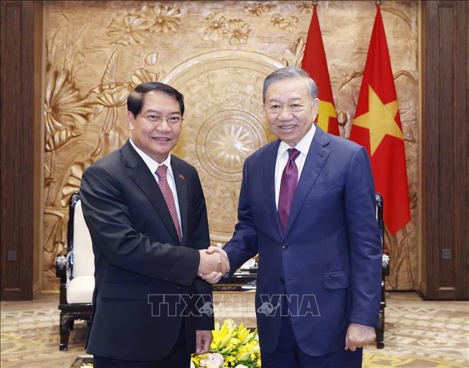 Tổng Bí thư, Chủ tịch nước Tô Lâm  tiếp đồng chí Athsaphangthong Siphandone, Ủy viên Trung ương Đảng, Bí thư Thành ủy, Chủ tịch Hội đồng Nhân dân thành phố Vientiane, Lào. Ảnh: Thống Nhất – TTXVN
