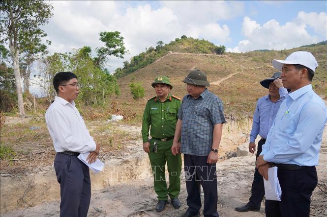 Phó Chủ tịch UBND tỉnh yêu cầu các đơn vị rà soát, nắm chắc đặc điểm từng lâm phận, nhất là các khu vực rừng trọng điểm có nguy cơ cháy cao. Các đơn vị phải tổ chức trực 24/24 giờ, chủ động tuần tra, canh lửa rừng, kiểm soát chặt các nguồn nguy cơ, nhất là hoạt động đốt dọn nương rẫy và người ra vào rừng. Ảnh: Đặng Tuấn -TTXVN 