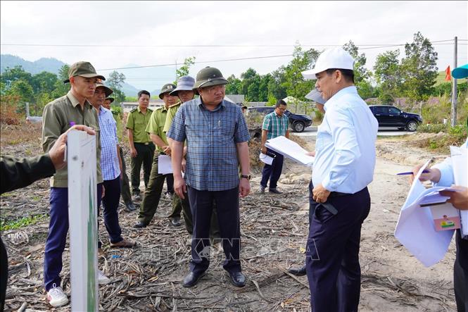 Ông Trịnh Minh Hoàng, Phó Chủ tịch UBND tỉnh Khánh Hòa, nhấn mạnh hiện nay hầu hết lâm phận của các đơn vị chủ rừng trên địa bàn tỉnh đều có cảnh báo cháy rừng cấp V, cấp cực kỳ nguy hiểm. Ảnh: Đặng Tuấn -TTXVN 