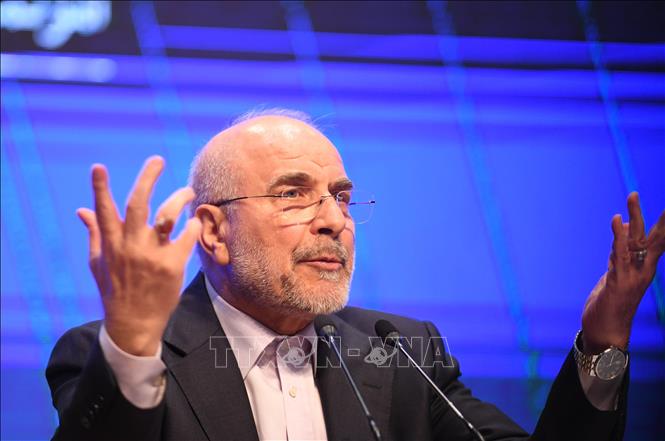 Chủ tịch Quốc hội Iran Mohammad Bagher Ghalibaf phát biểu tại cuộc họp báo ở Tehran. Ảnh: THX/TTXVN
