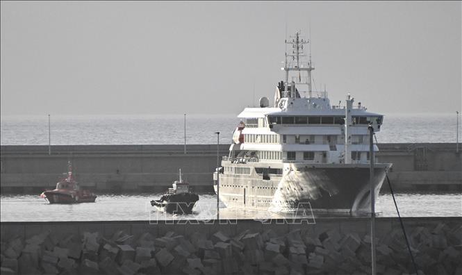 Tàu du lịch MV Hondius tại cảng Granadilla trên đảo Tenerife, Tây Ban Nha. Ảnh: THX/TTXVN