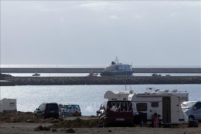 Tàu du lịch MV Hondius tại cảng Granadilla trên đảo Tenerife, Tây Ban Nha. Ảnh: THX/TTXVN