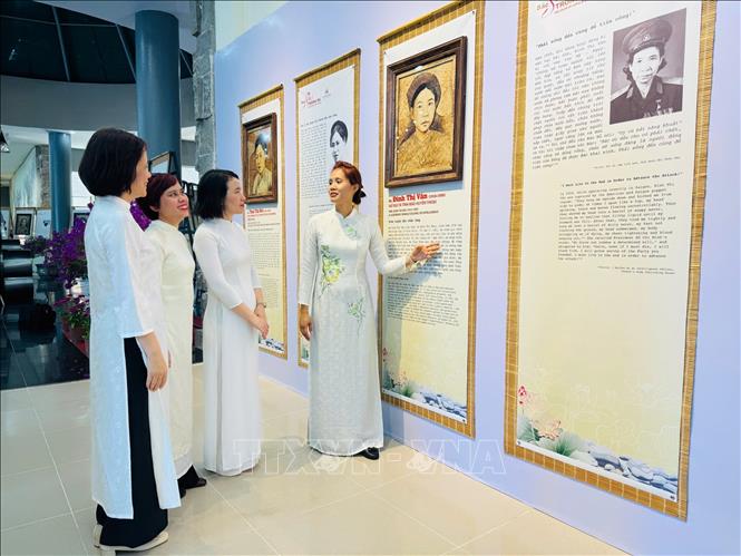 Triển lãm “Sen trong đá” gồm 3 chủ đề: “Hồ Chí Minh đẹp nhất tên Người”, “Sắc sen trong đá” và “Tỏa mãi hương sen”, tái hiện chân dung cùng những câu chuyện đầy xúc động của 25 nữ tù chính trị qua hai cuộc kháng chiến chống Pháp và chống Mỹ. Ảnh: TTXVN phát
